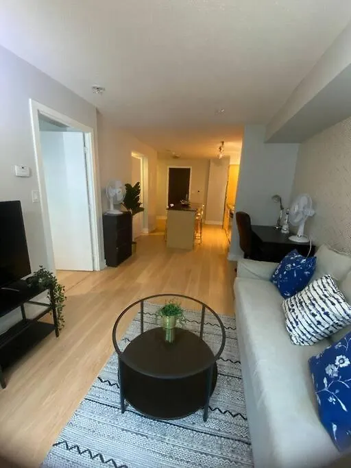 Apartment 1+Den Condo With Balcony, Free Parking Toronto