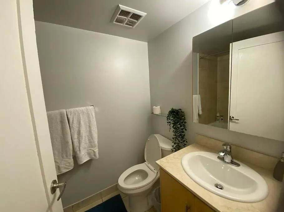 1+Den Condo With Balcony, Free Parking Toronto Canada