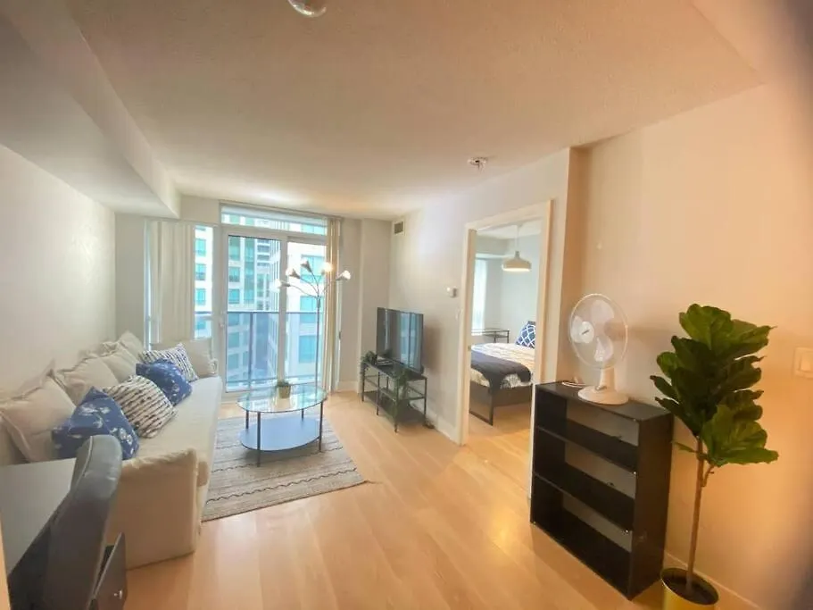 1+Den Condo With Balcony, Free Parking Toronto Apartment