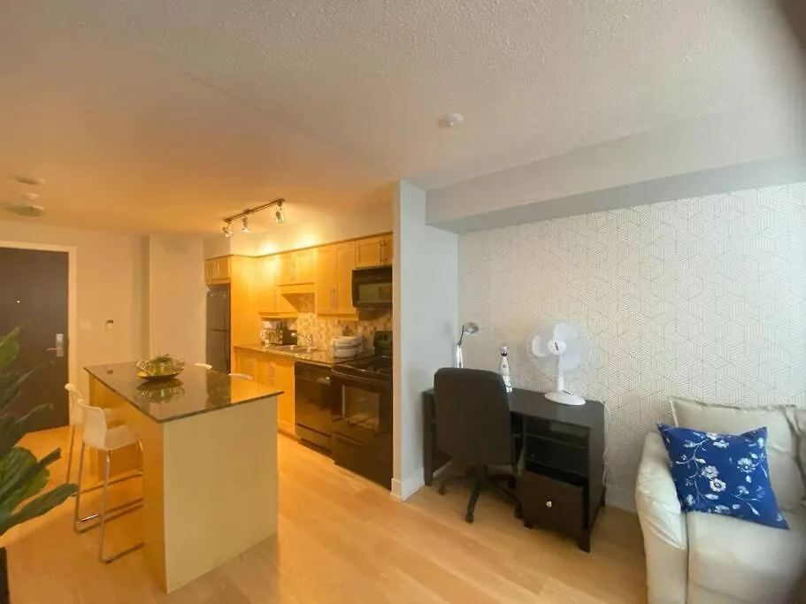 1+Den Condo With Balcony, Free Parking Toronto Apartment