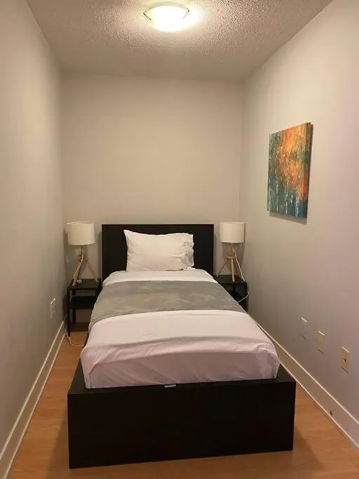 1+Den Condo With Balcony, Free Parking Toronto
