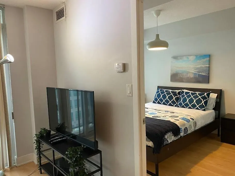 1+Den Condo With Balcony, Free Parking Toronto Canada