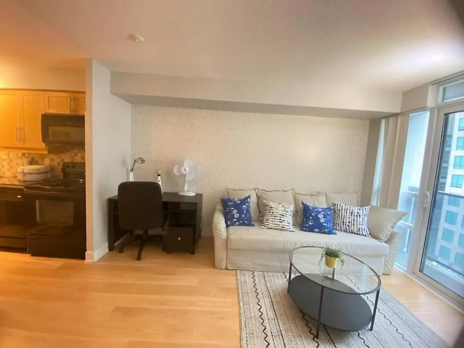 تورونتو 1+Den Condo With Balcony, Free Parking 0*,  كندا