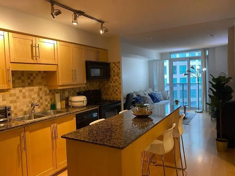 تورونتو 1+Den Condo With Balcony, Free Parking